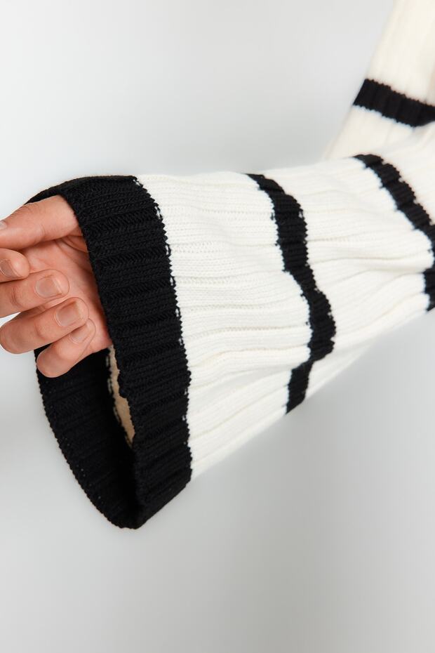 Szeroki sweter w paski w kolorze ecru - TWOAW24KZ00557 - 5