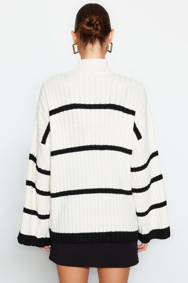Szeroki sweter w paski w kolorze ecru - TWOAW24KZ00557 - 6