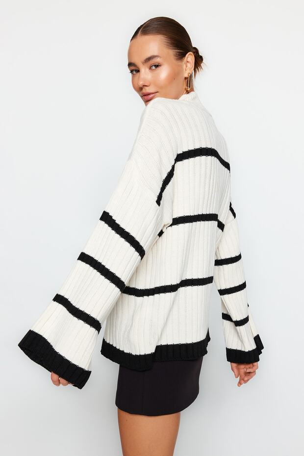 Szeroki sweter w paski w kolorze ecru - TWOAW24KZ00557 - 3