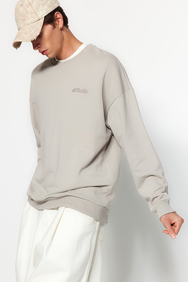 Gri Bisiklet Yaka Oversize/Geniş Kesim Yazı Nakışlı Diagonal Sweatshirt TMNAW24SW00039 - 3