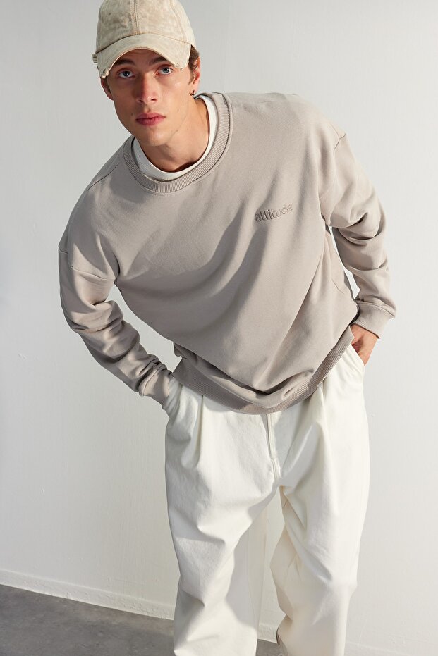 Gri Bisiklet Yaka Oversize/Geniş Kesim Yazı Nakışlı Diagonal Sweatshirt TMNAW24SW00039 - 2