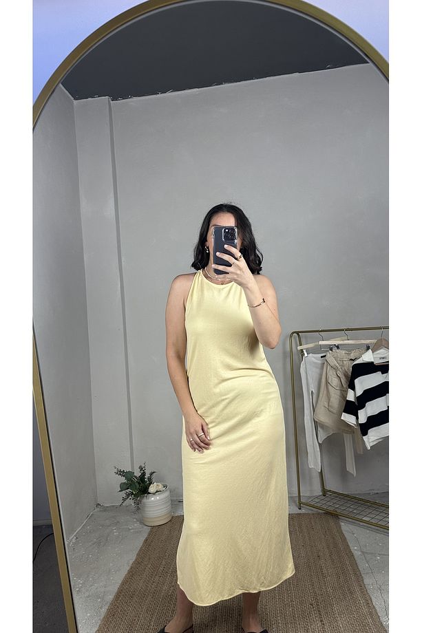 KADIN SARI KOLSUZ TEK YIRTMAÇLI MAXİ BOY ELBİSE - 5