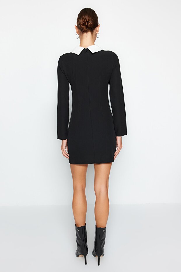 Szczegółowo tkana sukienka z czarnym kołnierzykiem TWOAW24EL00298 - 6