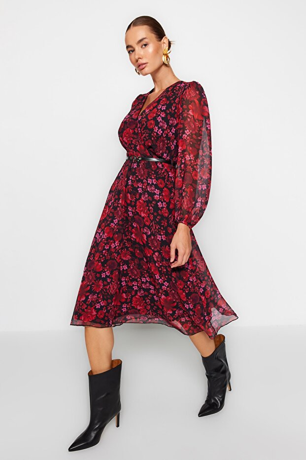 Burgunderrotes, gewebtes Midi-Kleid aus Chiffon mit Gürtel, A-Linie, zweireihigem Ausschnitt und Boho-Muster TWOAW24EL00660 - 3