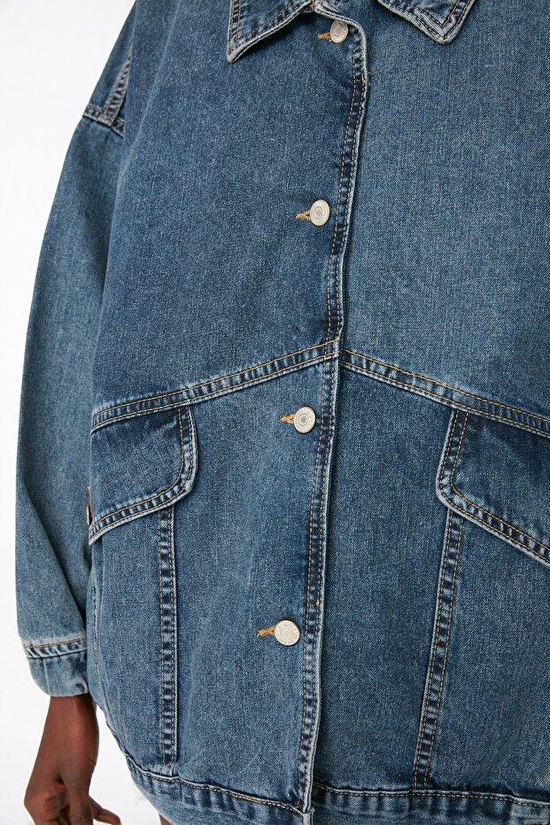 Ciemnoniebieska kurtka dżinsowa typu oversize z kieszeniami TWOSS21CE0289 - 5