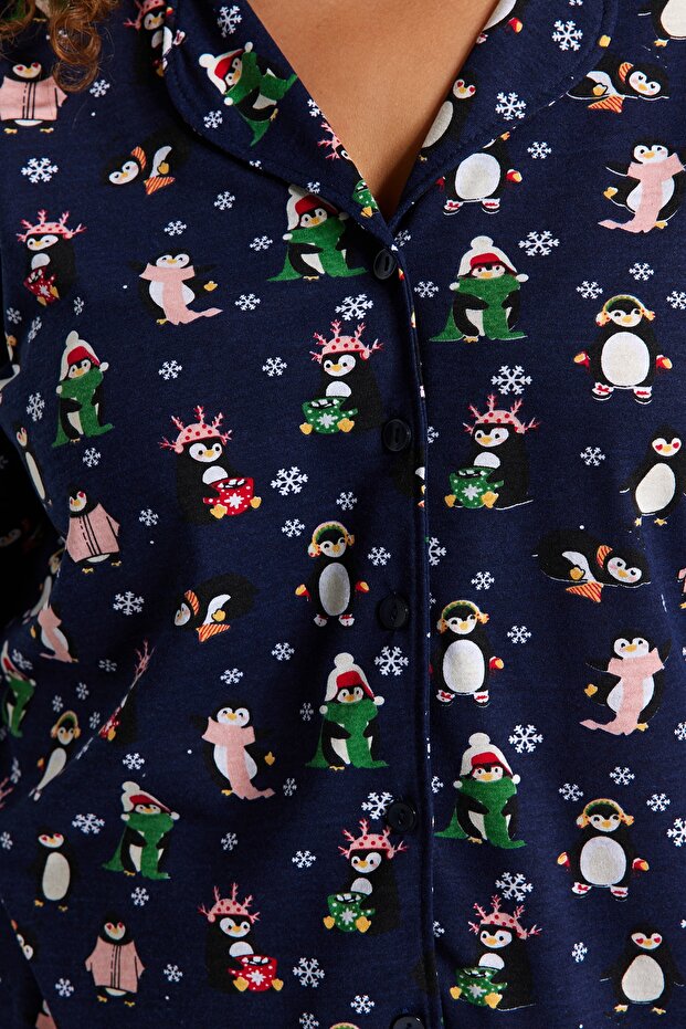 Lacivert Gömlek Yaka Yılbaşı Temalı Örme Pijama Takımı TBBAW24AI00002 - 5