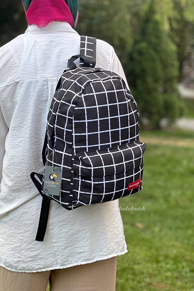 حقيبة ظهر مطبوعة مخططة باللون الأبيض - 1