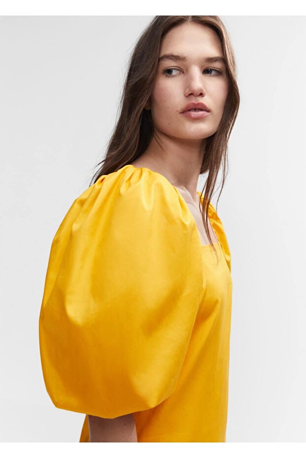 Kurzes Kleid mit Puffärmeln - 5