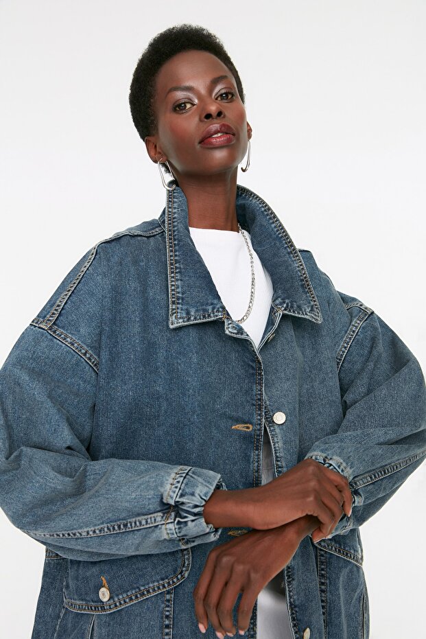 Ciemnoniebieska kurtka dżinsowa typu oversize z kieszeniami TWOSS21CE0289 - 2