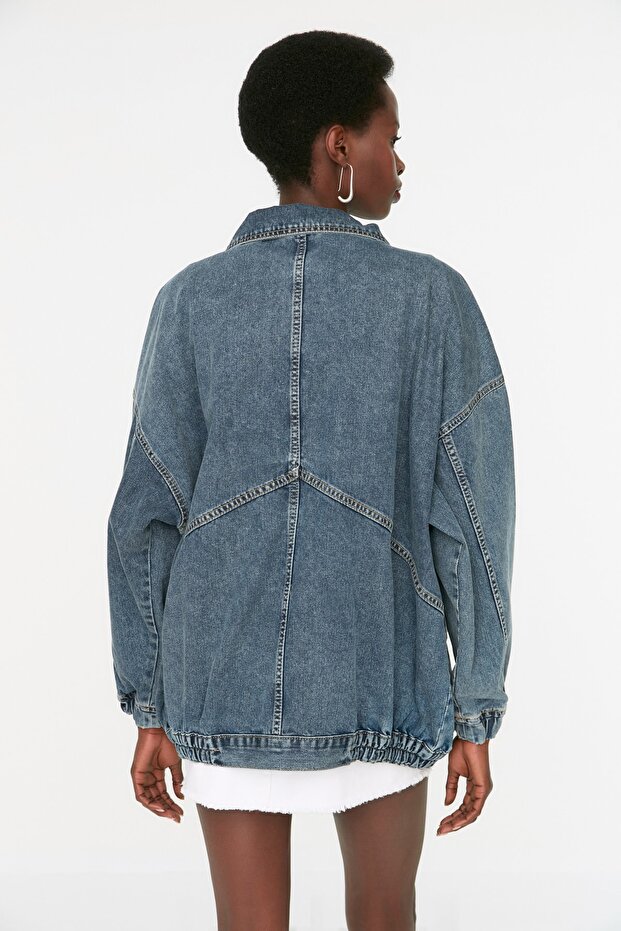 Ciemnoniebieska kurtka dżinsowa typu oversize z kieszeniami TWOSS21CE0289 - 6