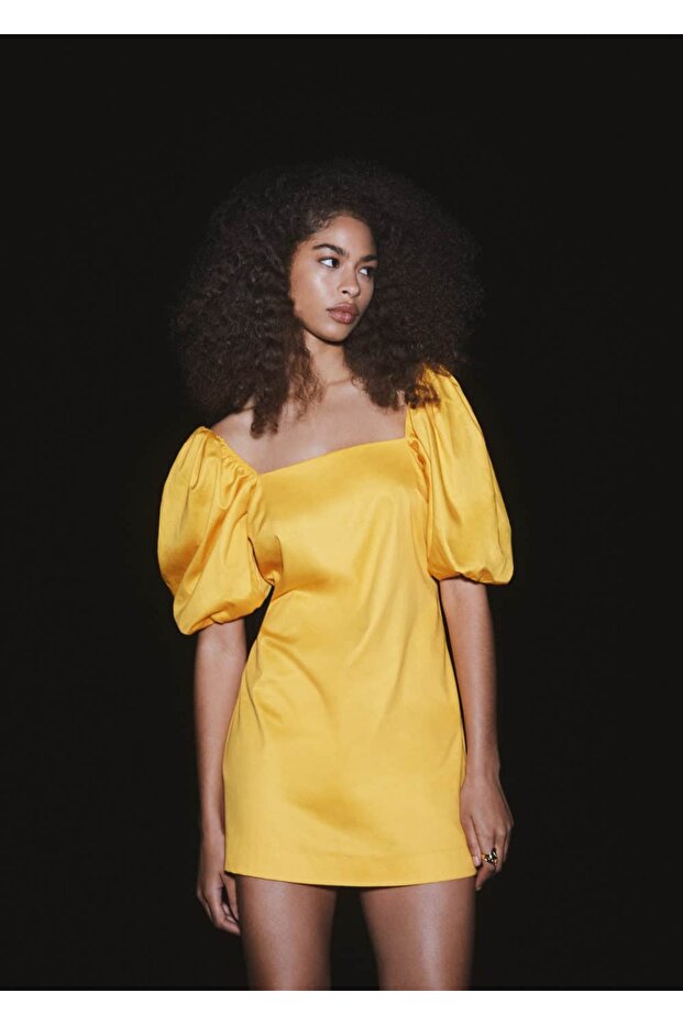 Kurzes Kleid mit Puffärmeln - 7