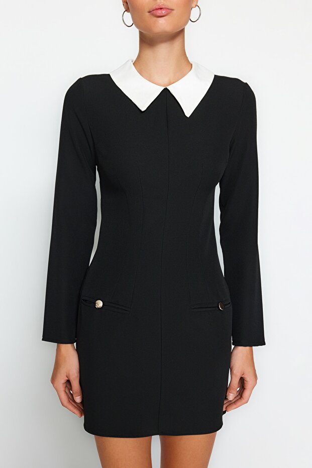 Szczegółowo tkana sukienka z czarnym kołnierzykiem TWOAW24EL00298 - 4