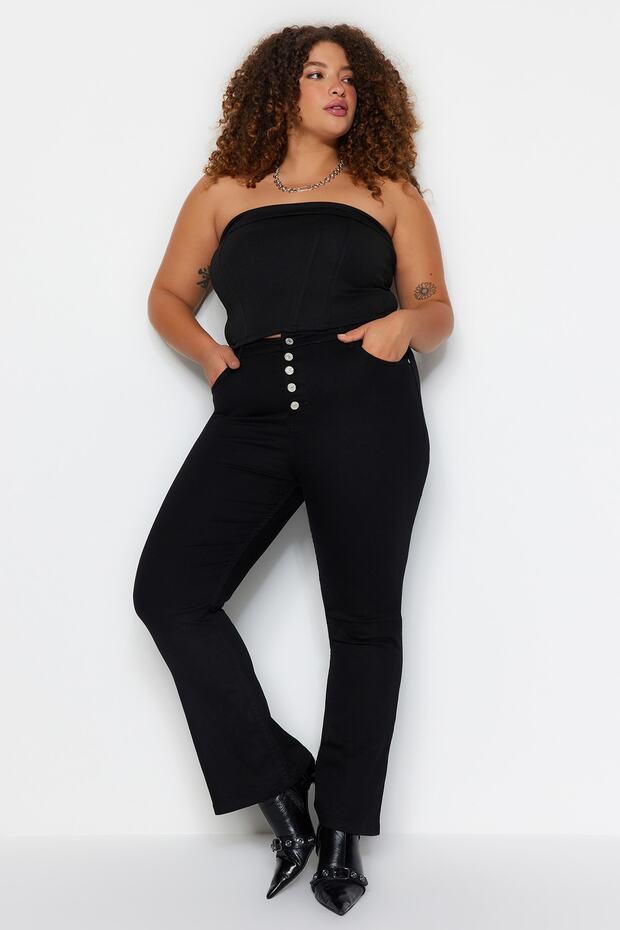 Solmayan Siyah Önden Düğmeli İspanyol Paça Yüksek Bel Büyük Beden Jeans TBBAW24CJ00001 - 1