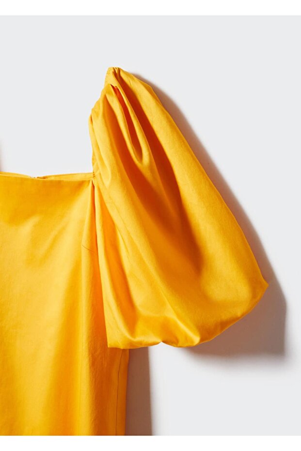 Kurzes Kleid mit Puffärmeln - 6