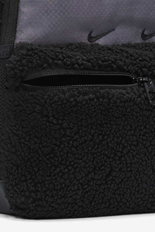 حقيبة ظهر صغيرة من نايكي باللون الأسود والرمادي - 6