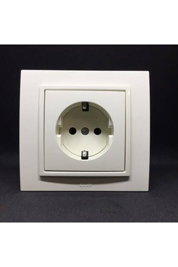 Grounded Socket with Frame White - 1
