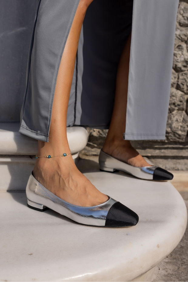 VARGAS WOMEN'S SILVER BLACK GARNISH SHOES