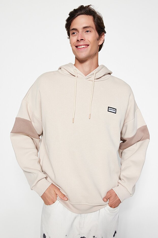 Bej Oversize/Geniş Kesim Etiket Detaylı Renk Bloklu İçi Polar/Sıcak Tutan Sweatshirt TMNAW24SW00128 - 1