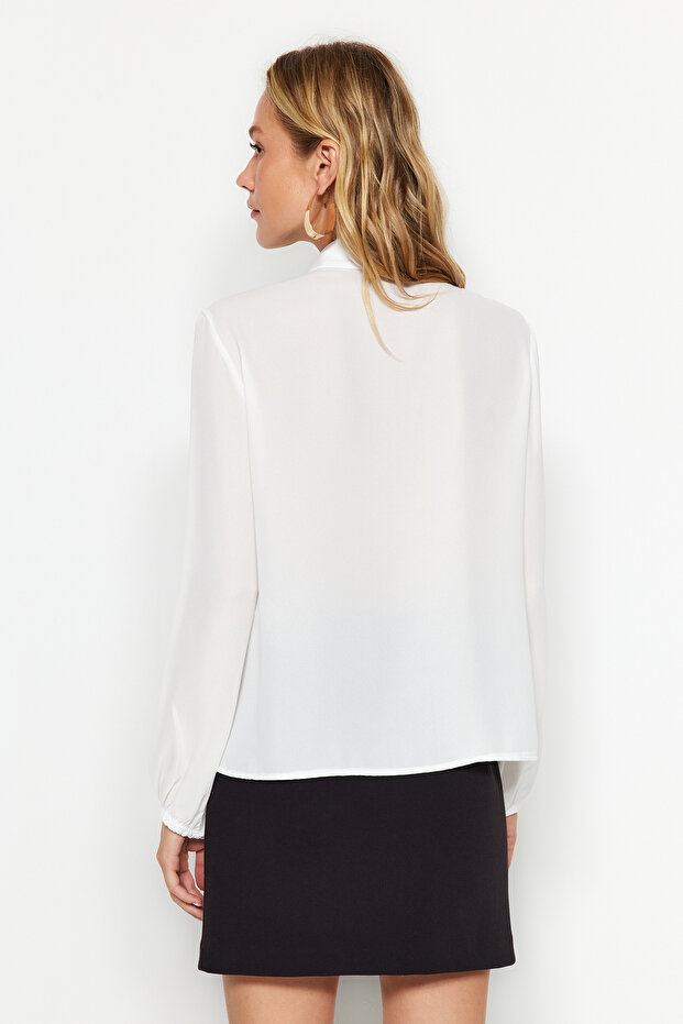 Tkana koszula w kolorze ecru - odpinana kokardka, regularny krój TWOAW24GO00164 - 6