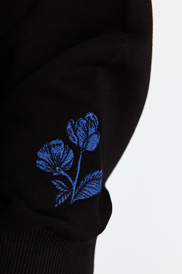 Siyah Oversize/Geniş Kesim Yazı Nakışlı Kapüşonlu Sweatshirt TMNAW24SW00230 - 3