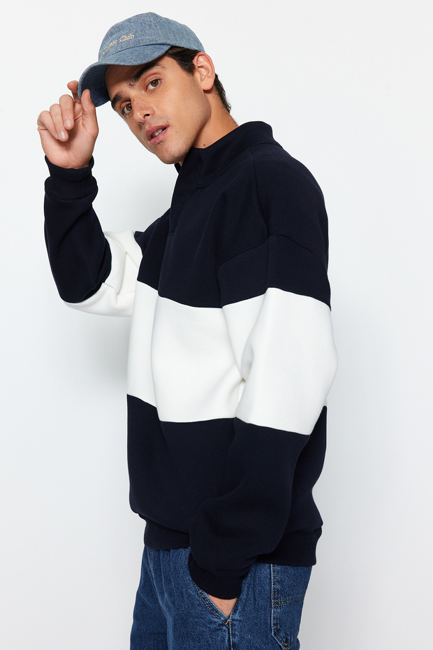 Lacivert Oversize/Geniş Kesim Dik Yaka Renk Bloklu İçi Polar/Sıcak Tutan Sweatshirt TMNAW24SW00160 - 5