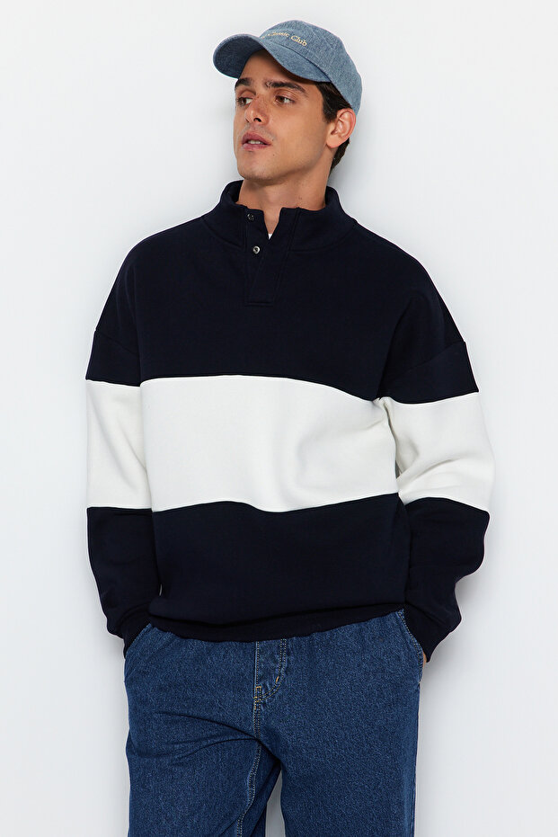 Lacivert Oversize/Geniş Kesim Dik Yaka Renk Bloklu İçi Polar/Sıcak Tutan Sweatshirt TMNAW24SW00160 - 1