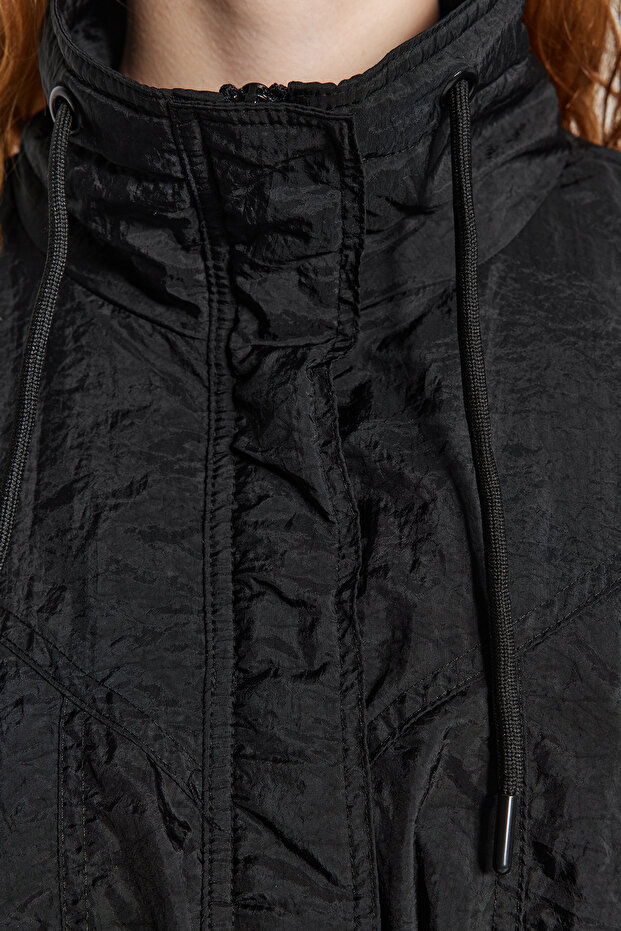Siyah Oversize Su İtici Yağmurluk İnce Mont TWOAW24MO00303 - 5