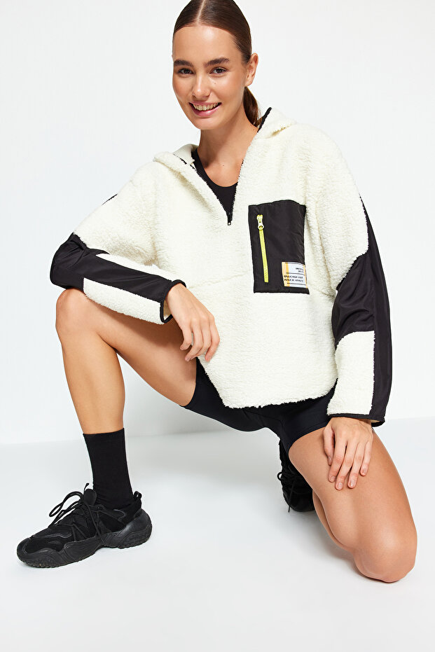 Ekru Renk Bloklu Paraşüt Kumaş Detaylı Peluş Geniş Kalıp Örme Spor Sweatshirt THMAW24SW00009 - 1