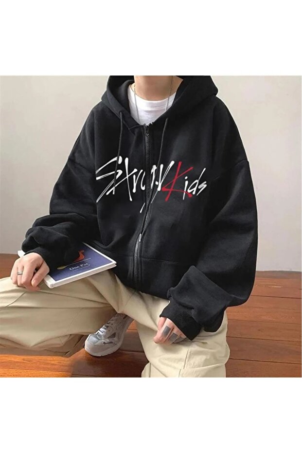 سترة صوفية سوداء بغطاء للرأس مقاس كبير للجنسين بنمط مطبوع بسحاب من Stray Kids