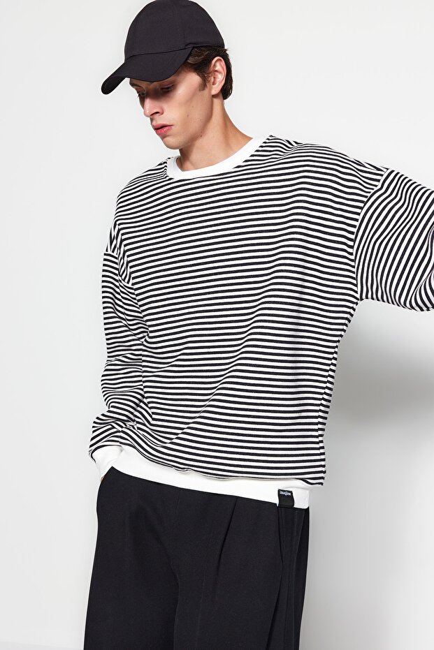 Siyah Oversize/Geniş Kesim Çizgili İçi Polar/Sıcak Tutan Sweatshirt TMNAW24SW00065 - 1
