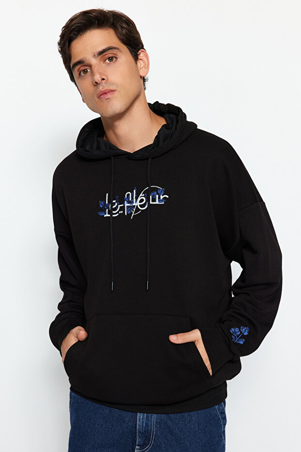 Siyah Oversize/Geniş Kesim Yazı Nakışlı Kapüşonlu Sweatshirt TMNAW24SW00230 - 1