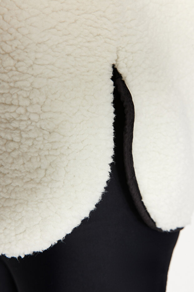 Ekru Renk Bloklu Paraşüt Kumaş Detaylı Peluş Geniş Kalıp Örme Spor Sweatshirt THMAW24SW00009 - 4
