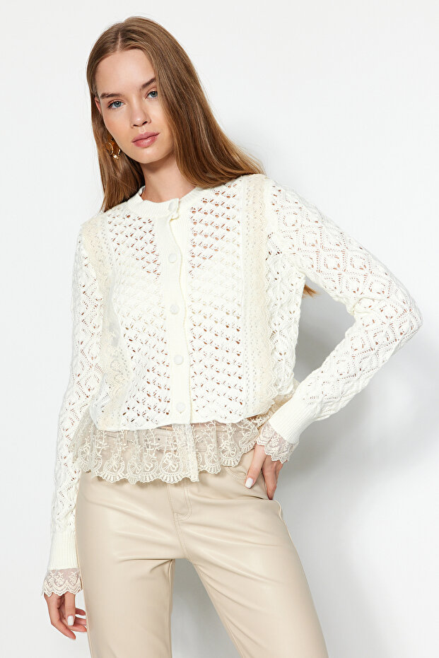 Ekru Crop Dantel Garnili Ajurlu/Delikli Triko Hırka TWOAW24KZ01059 - 1