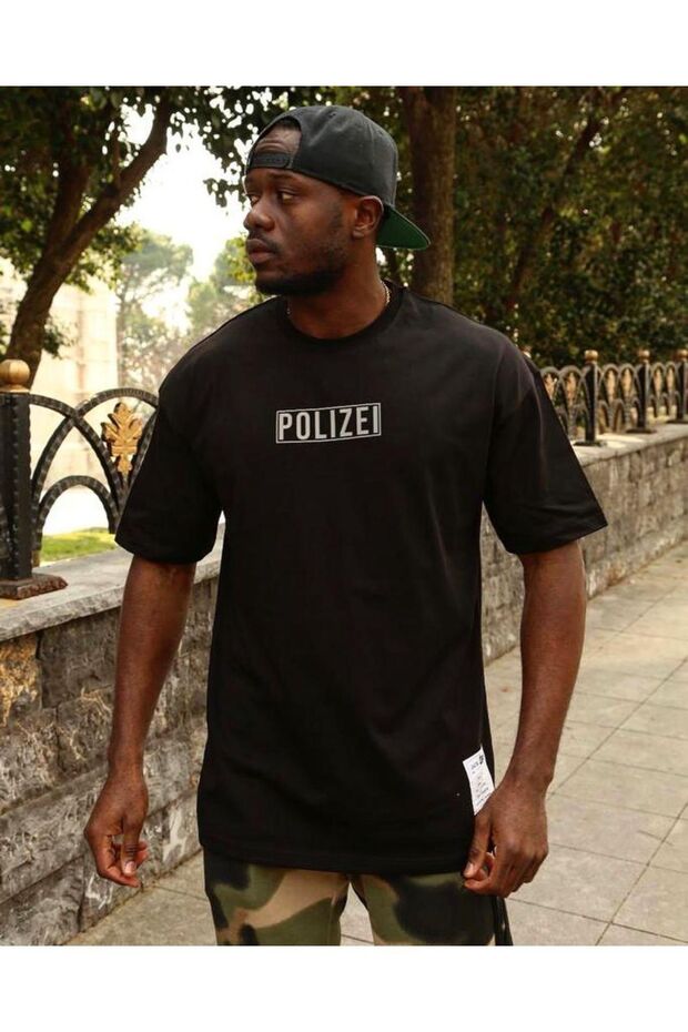 تي شيرت رجالي ذو رقبة مستديرة وطبعة Polizei مربعة باللون الأسود