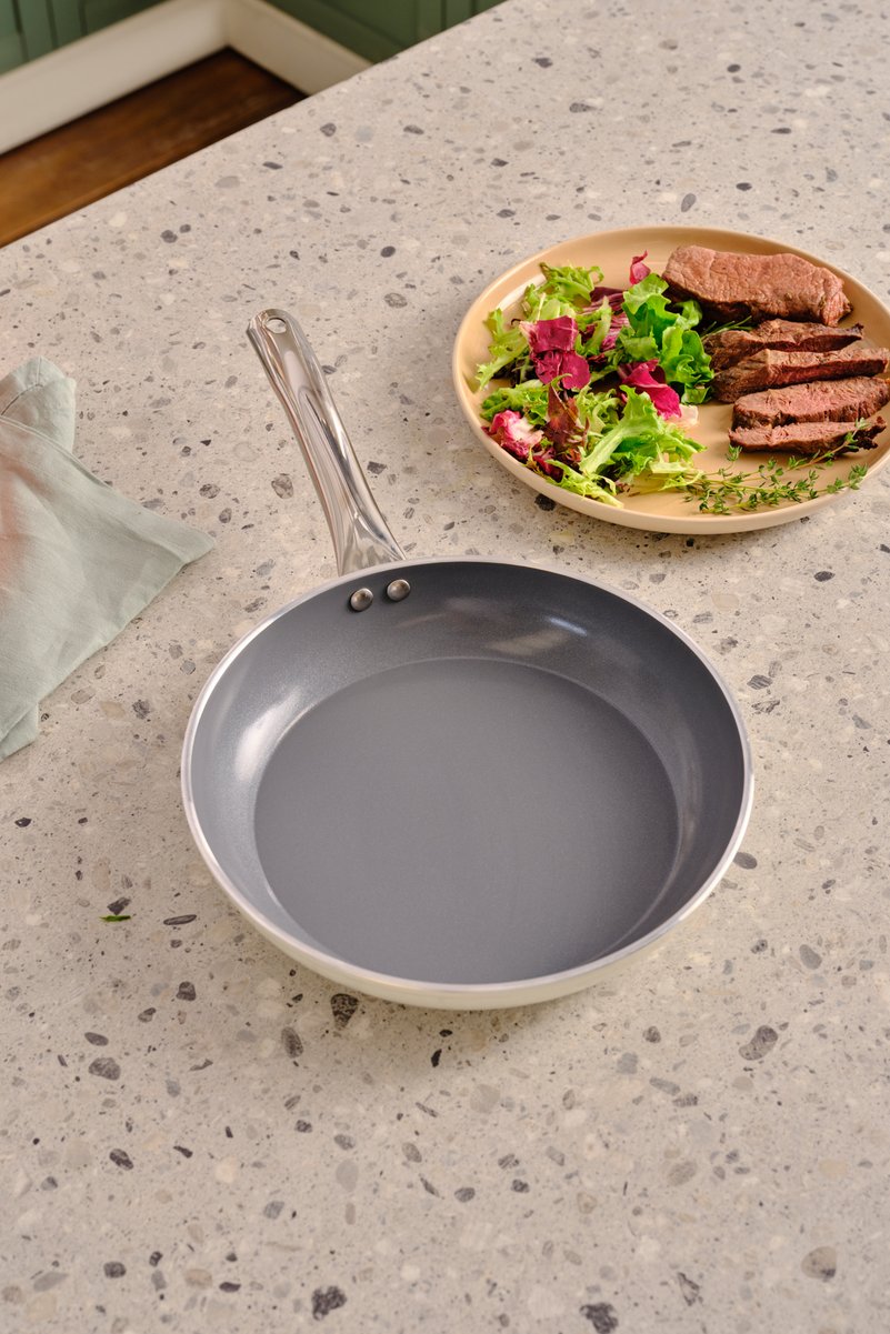 Karaca x Refika Swiss Crystal Metal Kulplu 0 Yağ İle Yanmaz Yapışmaz Tava 18 Cm Creamy