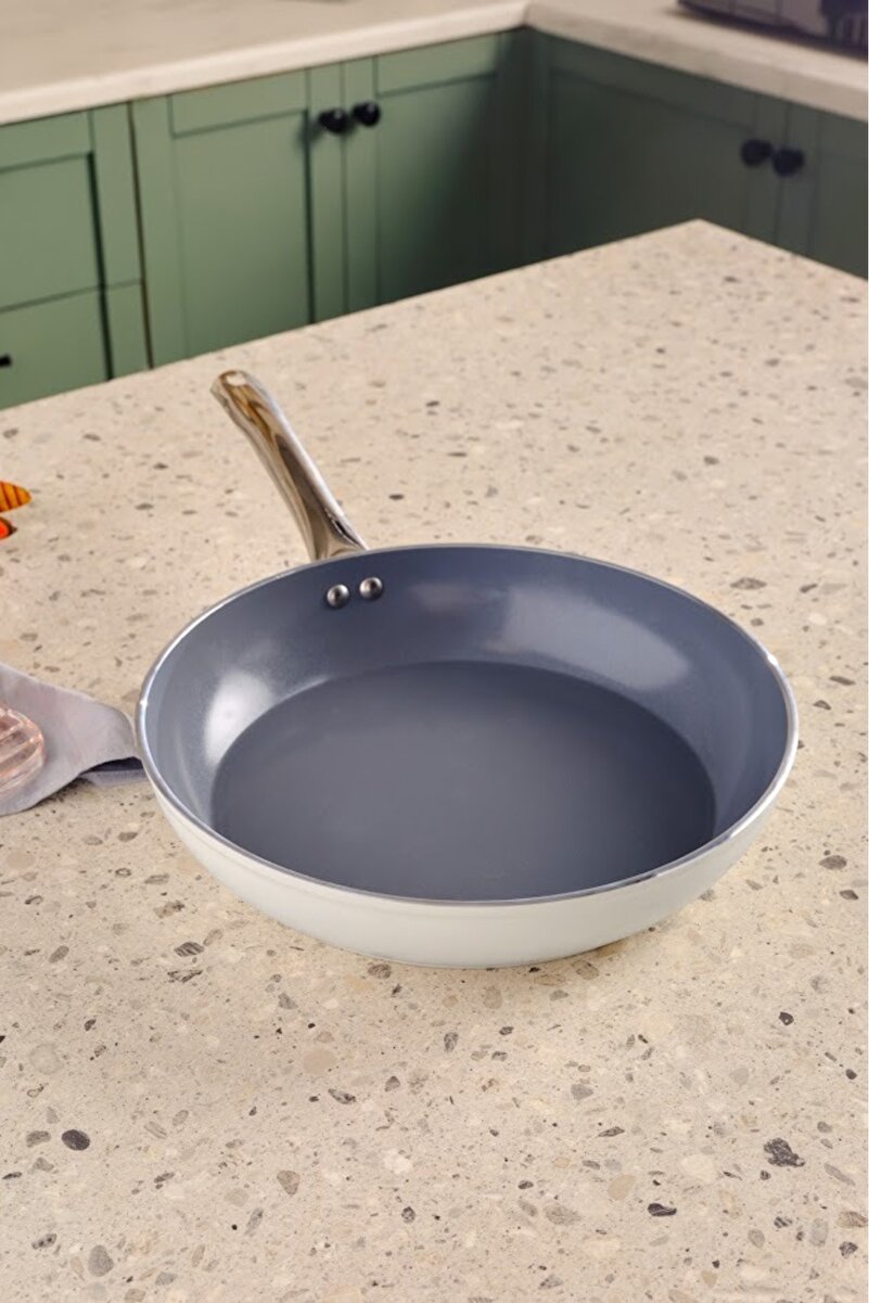 Karaca x Refika Swiss Crystal Metal Kulplu 0 Yağ İle Yanmaz Yapışmaz Tava 30 Cm Creamy