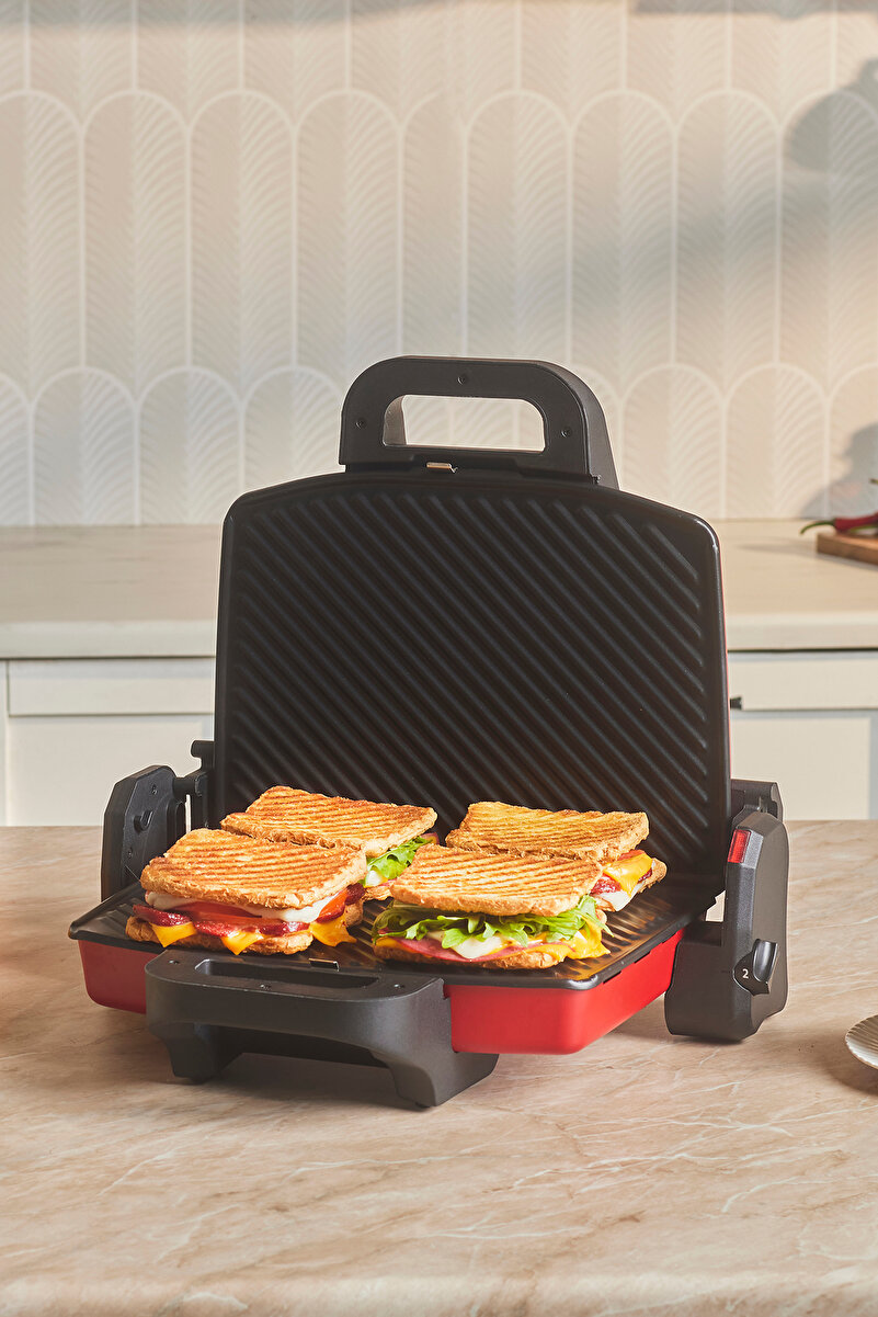 Karaca Future Essential Tost Makinesi Matte Red 1800 W 4 Dilim Kapasiteli