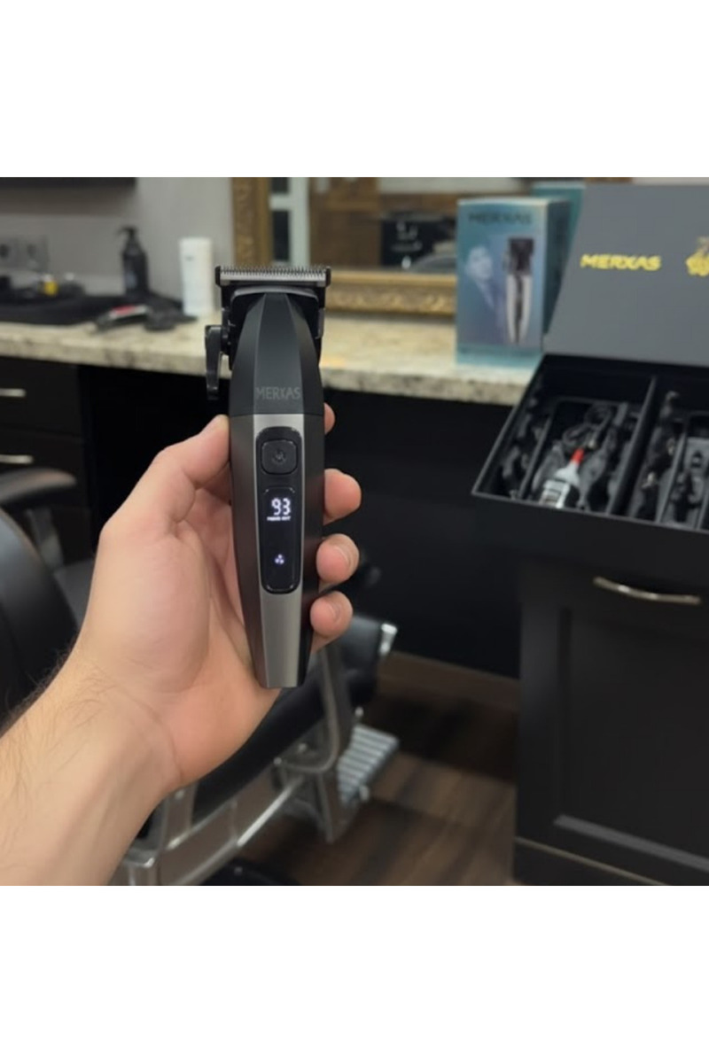 Merxas KM 1819 Profesyonel Saç & Sakal Kesme Makinesi – LCD Ekranlı, USB Şarjlı, 2500mAh Bataryalı Tıraş Makinesi