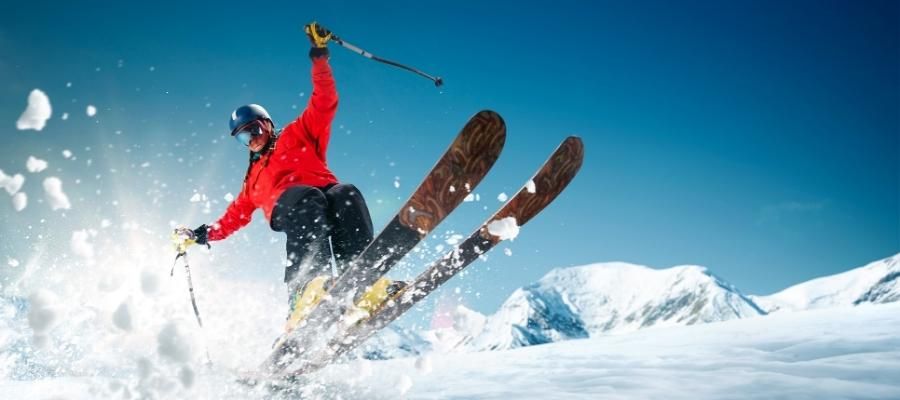 Kış Sporlarının Vazgeçilmezi: Kayak Kıyafetleri