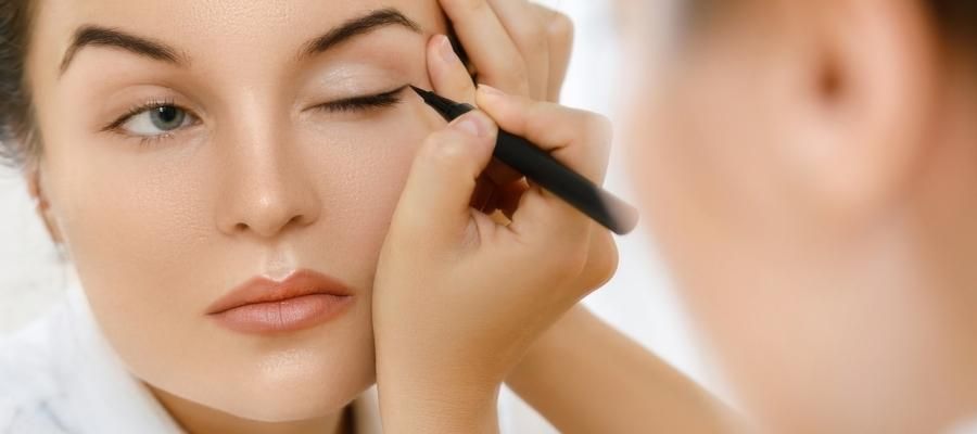 Göz Makyajının Vazgeçilmezi: Kolay Eyeliner Çekme Rehberi