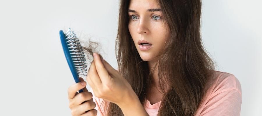 Gür Saçların Sırrı: Saç Dökülmesinin Nedenleri