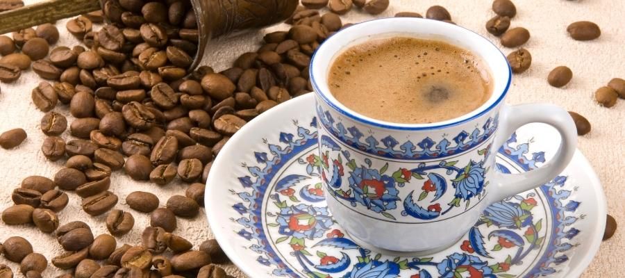 Bir Klasiğe Yumuşak Bir Dokunuş; Sütlü Türk Kahvesi Nasıl Yapılır?