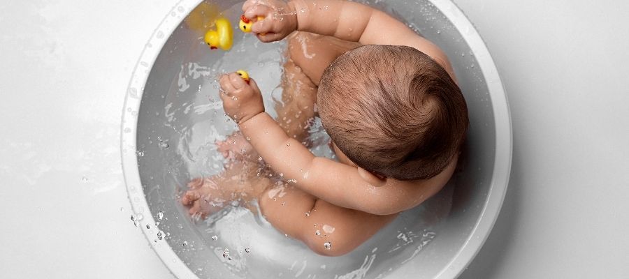Yenidoğan Bebek Nasıl Banyo Yaptırılır?