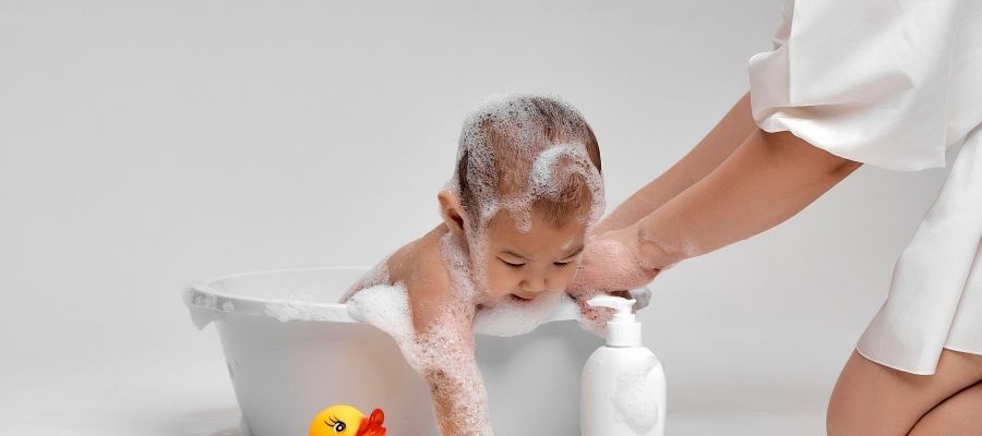 1 Yaş Bebek Nasıl Banyo Yaptırılır?