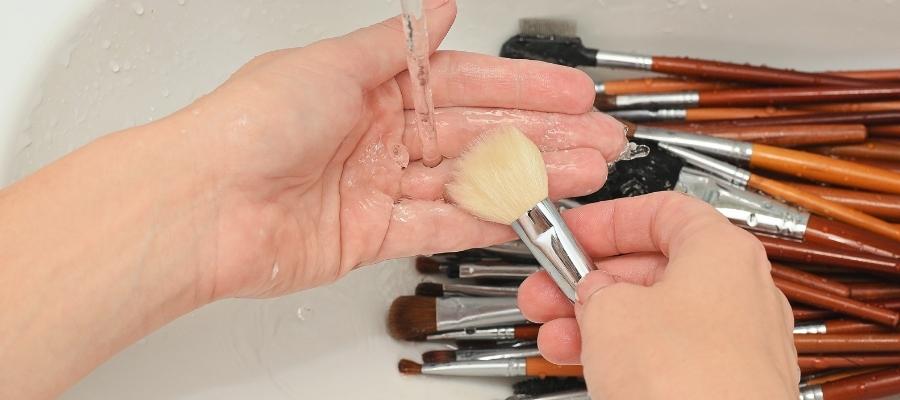 Makyaj Fırçaları Nasıl Temizlenir? 