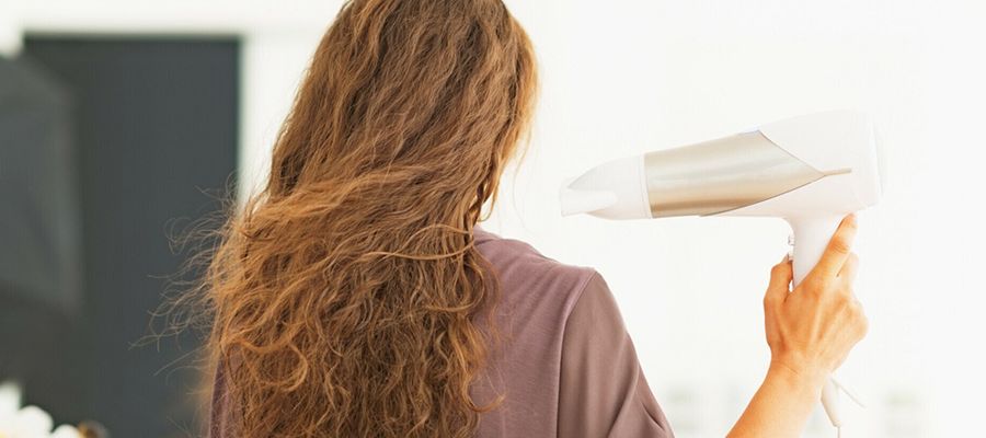 Saçınızın Elektiriklenmesini Engelleyecek İyonlu Saç Kurutma Makinesi Nasıl Kullanılır?