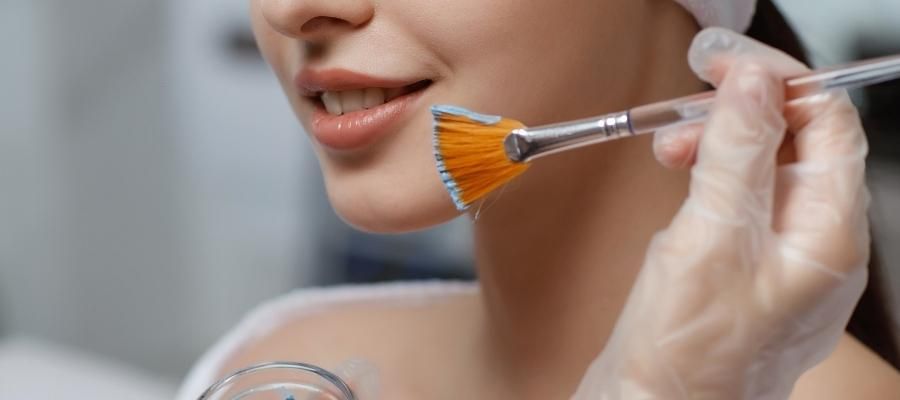 Cilt Yüzeyini Dönüştürün: Kimyasal Peeling'in Temel İşleyişi
