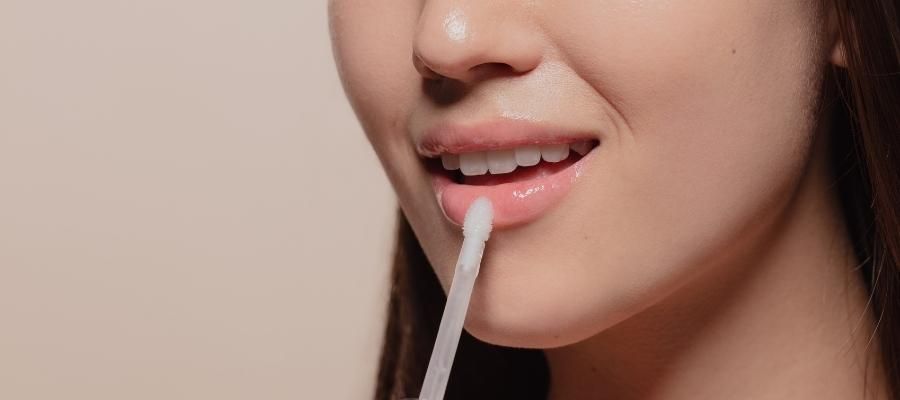 Dudaklarda Ekstra Parlaklık: Lip Gloss Nasıl Kullanılır?