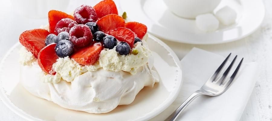 Taptaze Pavlova Tatlısının Sunumu