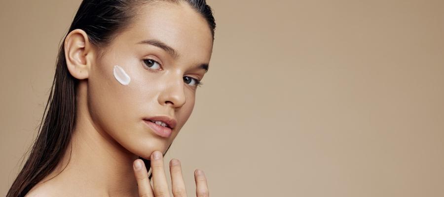 Temizlik ve Peeling: Soluk Cildi Arındırmanın Önemi ve Yöntemleri